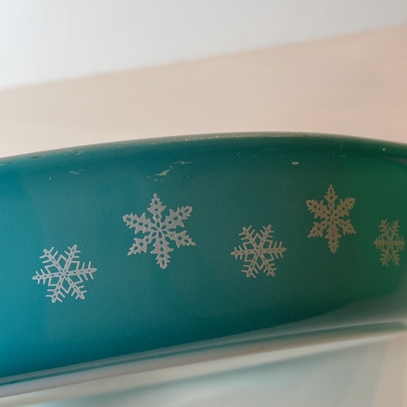 Vintage Pyrex White on Turquoise Snowflake 1 1/2 qt Divided Casserole Dish - Picture 3 of 10